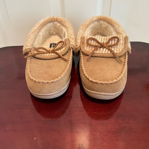 Clarks Slippers Womens 10 Brown Suede Moccasin Faux Fur Lined Sweater Cuff Trim - Picture 4 of 8